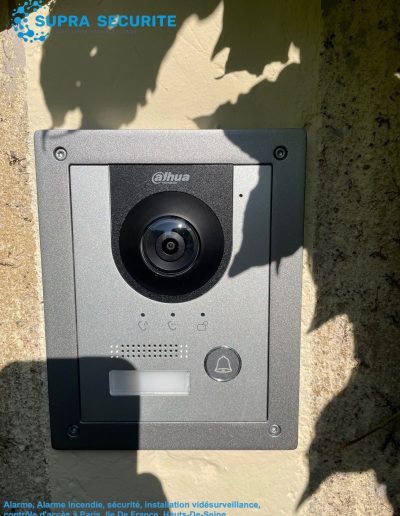 Installation de caméra de surveillance dans une maison